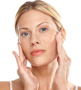 applying-moisturizer